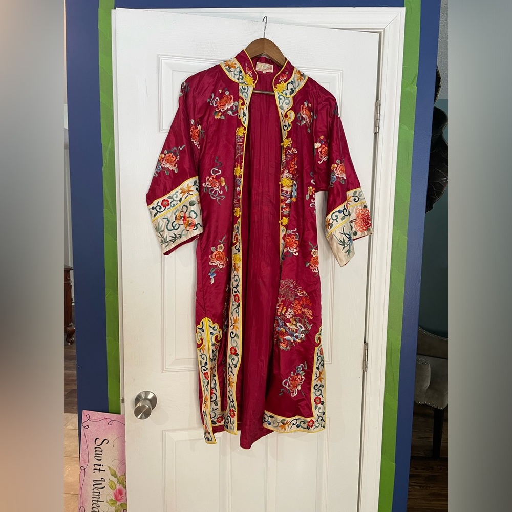 vintage Bai Hua red Chinese silk blend embroidered robe/jacket - Large